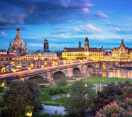 Die Silhouette Dresden zur späten Stunde. Foto: ddpix.de (DML-BY)

//

Dresden at the evening - The silhouette of Dresden at evening hours. Photo: ddpix.de (DML-BY) evening hours